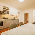 Daire Citybeat Apartments, 400m From The Square Plzeň